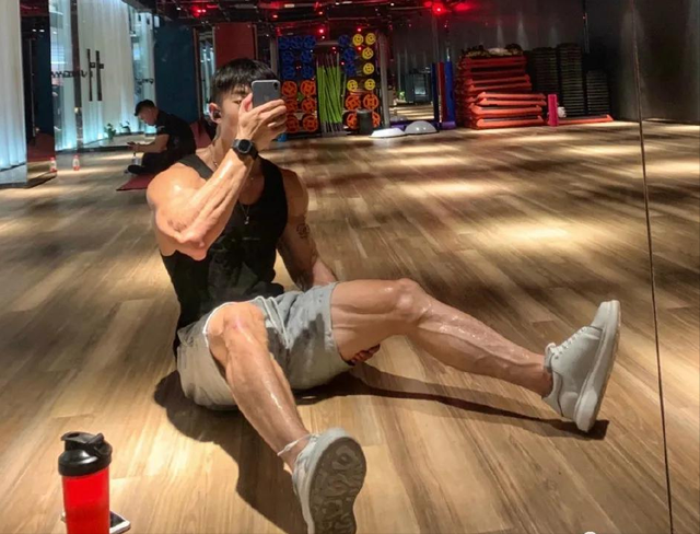 帅气健身男,因更衣室肌肉照走红,浑身腱子肉公狗腰太吸睛,羡慕