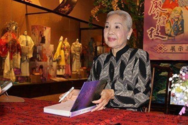 施旦此人若是除开汪精卫情人身份的话,或许也能成为一个民国女神呢.不