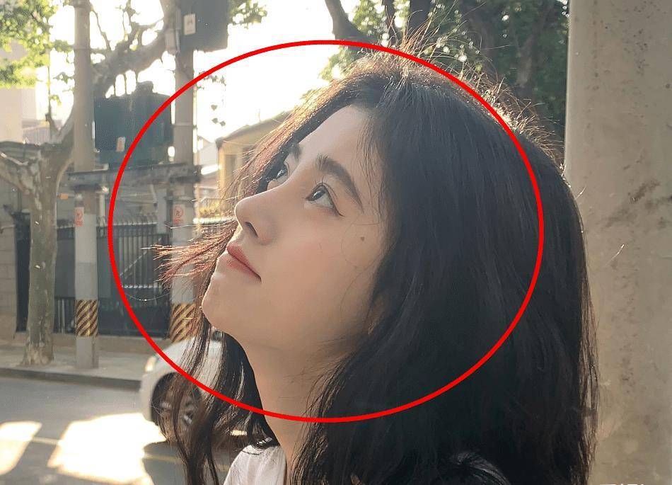 鞠婧祎低头看地板摆拍,光线刚好直打在她的整个脸蛋上面,但是整个鼻子