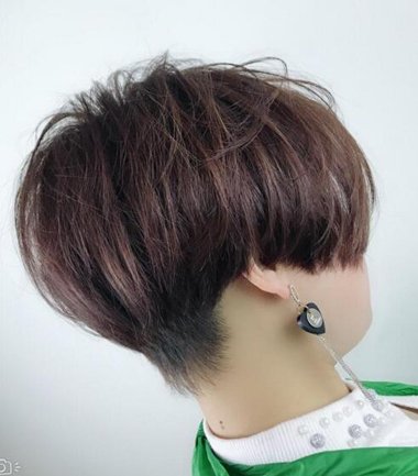 女生剃后脑头发的波波头短发发型,将发根上的头发梳的柔顺又整齐,发丝