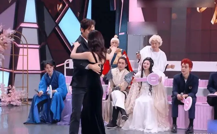 原创体面夫妇跳舞时看钟汉良抱谭松韵的姿势人品如何一目了然