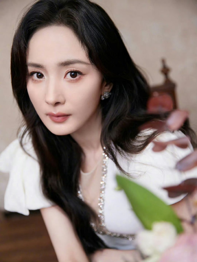 杨幂碎钻露腰白裙