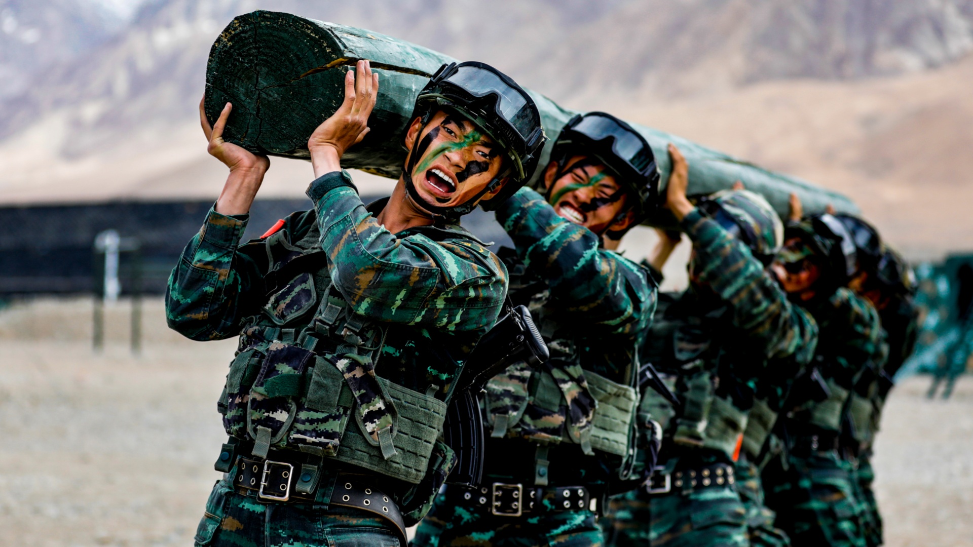现场直击武警特战队员演兵帕米尔高原