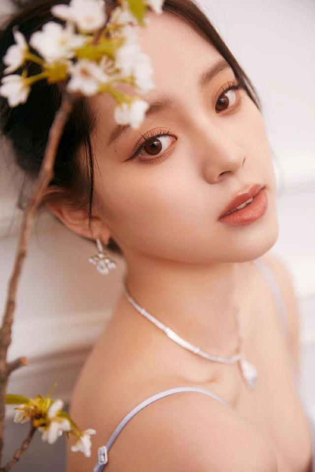 欧阳娜娜,一个出生在演艺世家的年轻女演员,她的才华和演技在短短几年