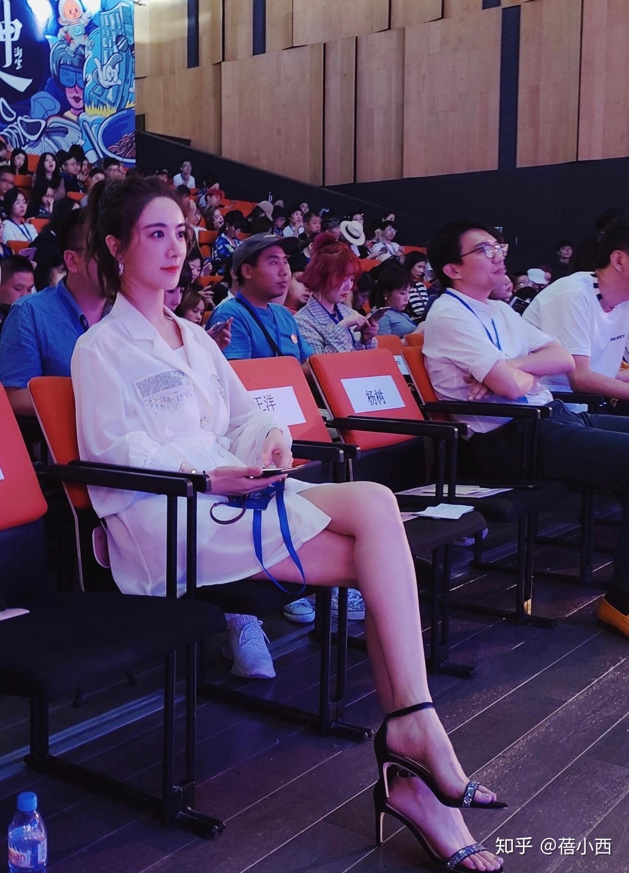 薇娅不愧是带货女王,简单搭配就气质高贵又大气,不当明星可惜了