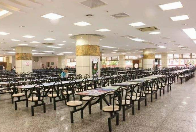 985大学之间的学习氛围还是很"内卷的",他们考上大学之后的生活可能与