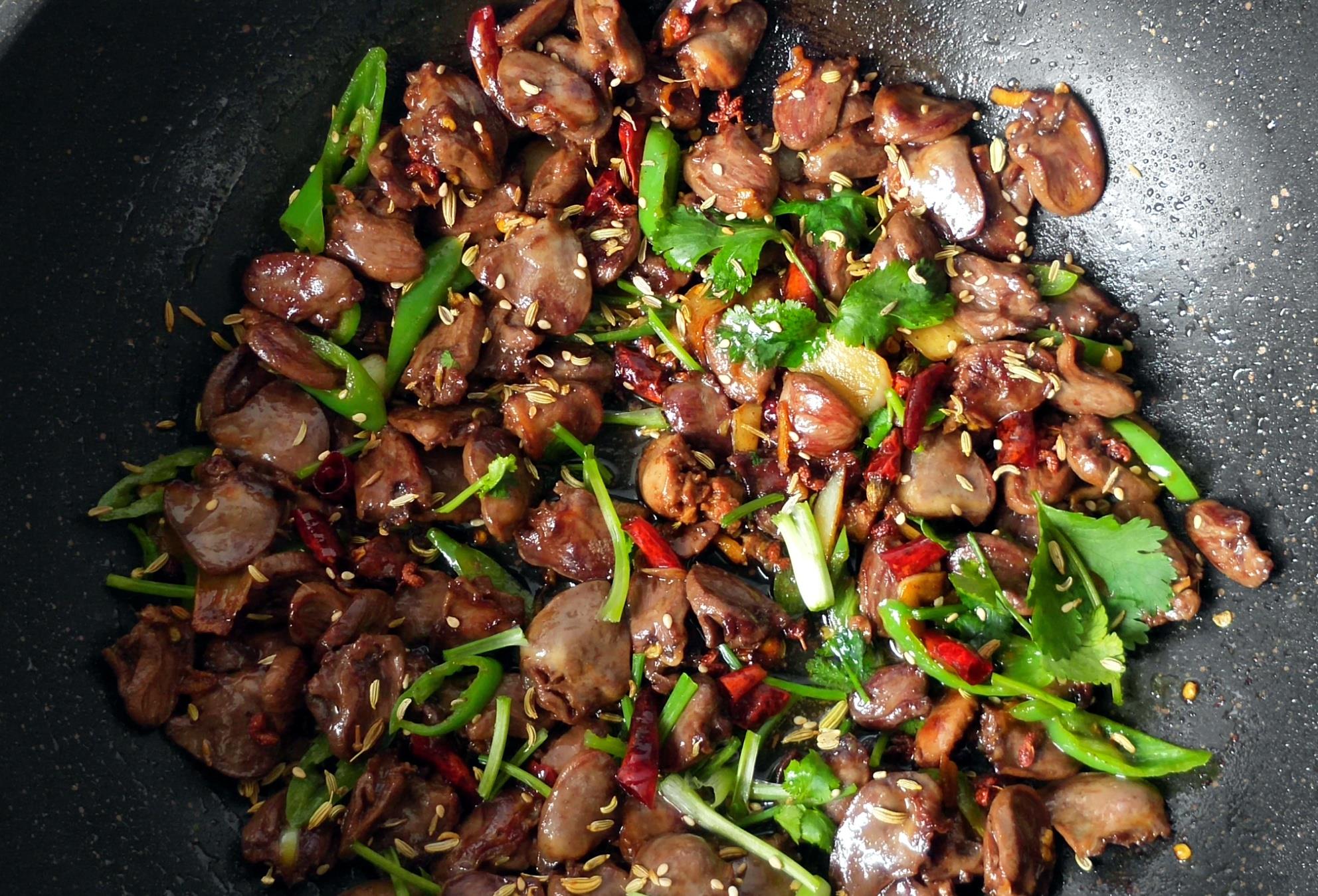 步骤十:装盘,香辣孜然鸡心就做好啦!