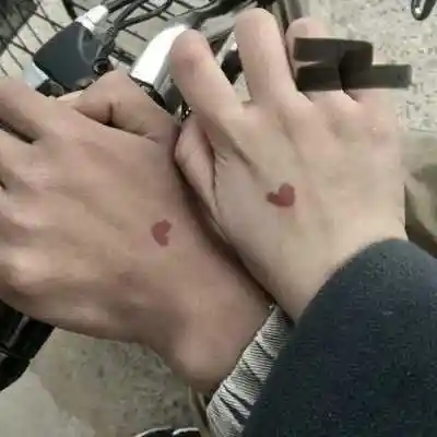 一对两张牵手伴侣头像,情侣头像图片-回车桌面