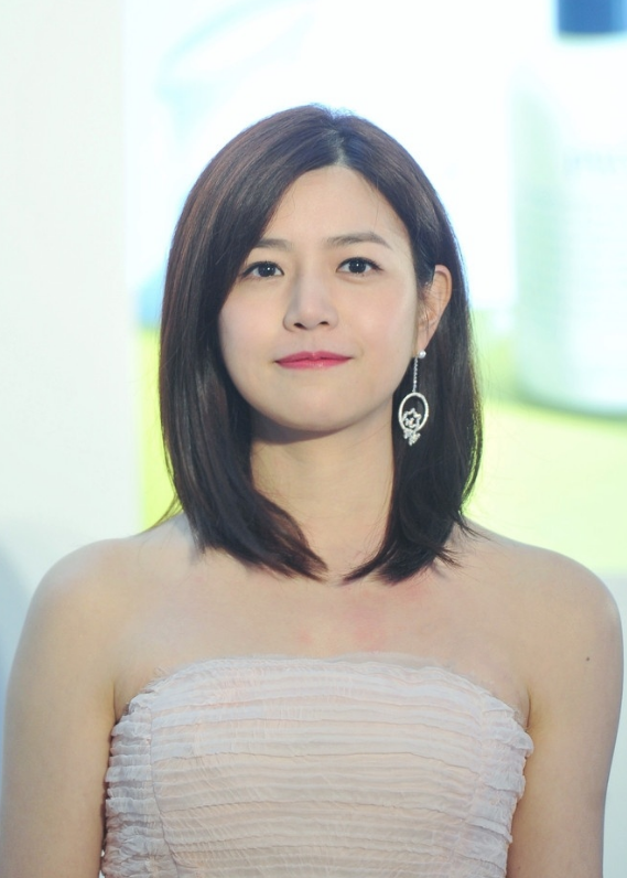 难怪陈妍希现在很少出镜,当她穿上"蛋糕裙"后,暴露了当妈的无奈