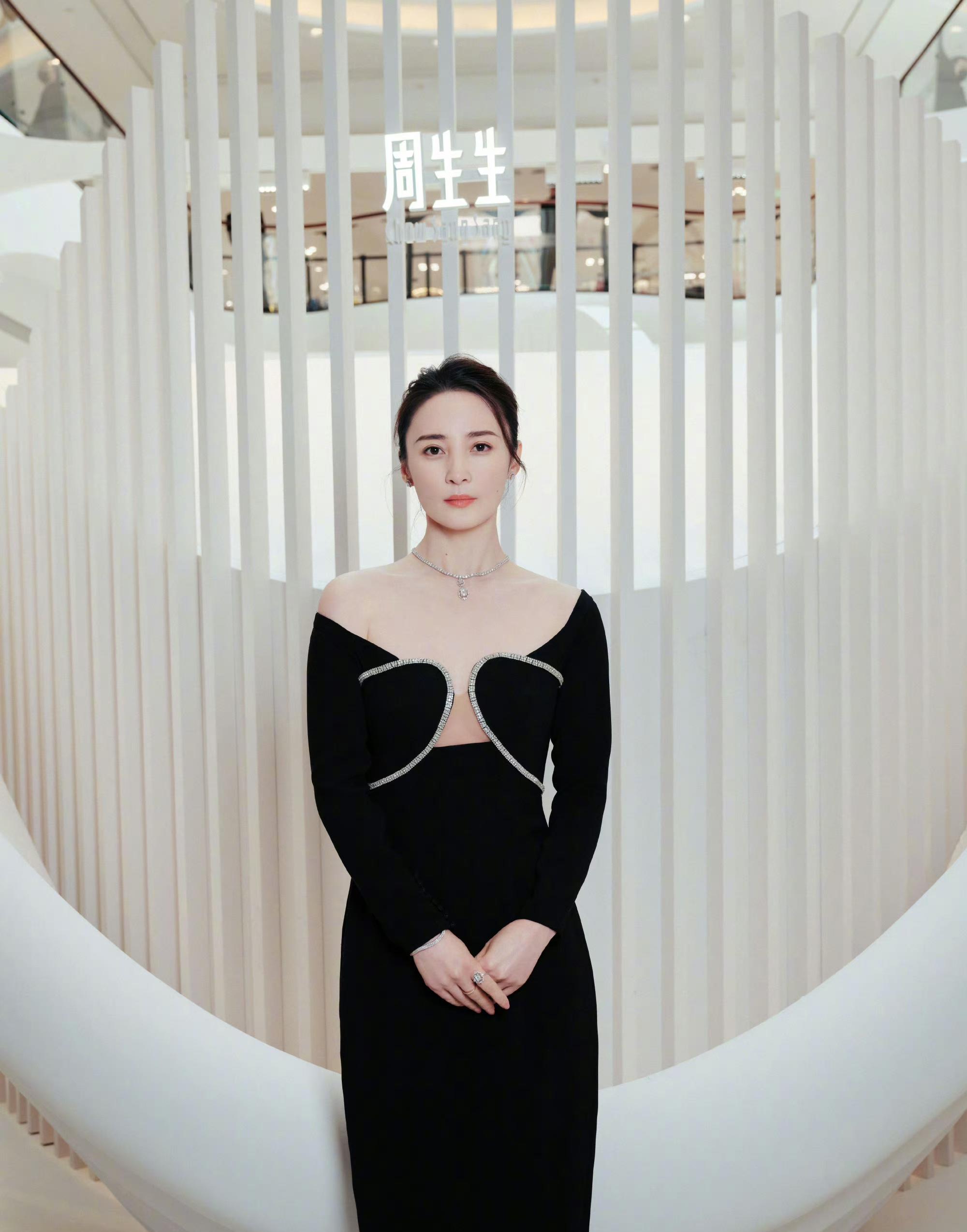 蒋勤勤"东京电影节",黑白长裙难掩曼妙身姿,47岁依旧倾国倾城_女性