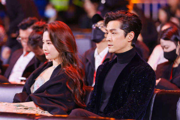胡歌微博king##刘亦菲微博queen##刘亦菲胡歌坐一起