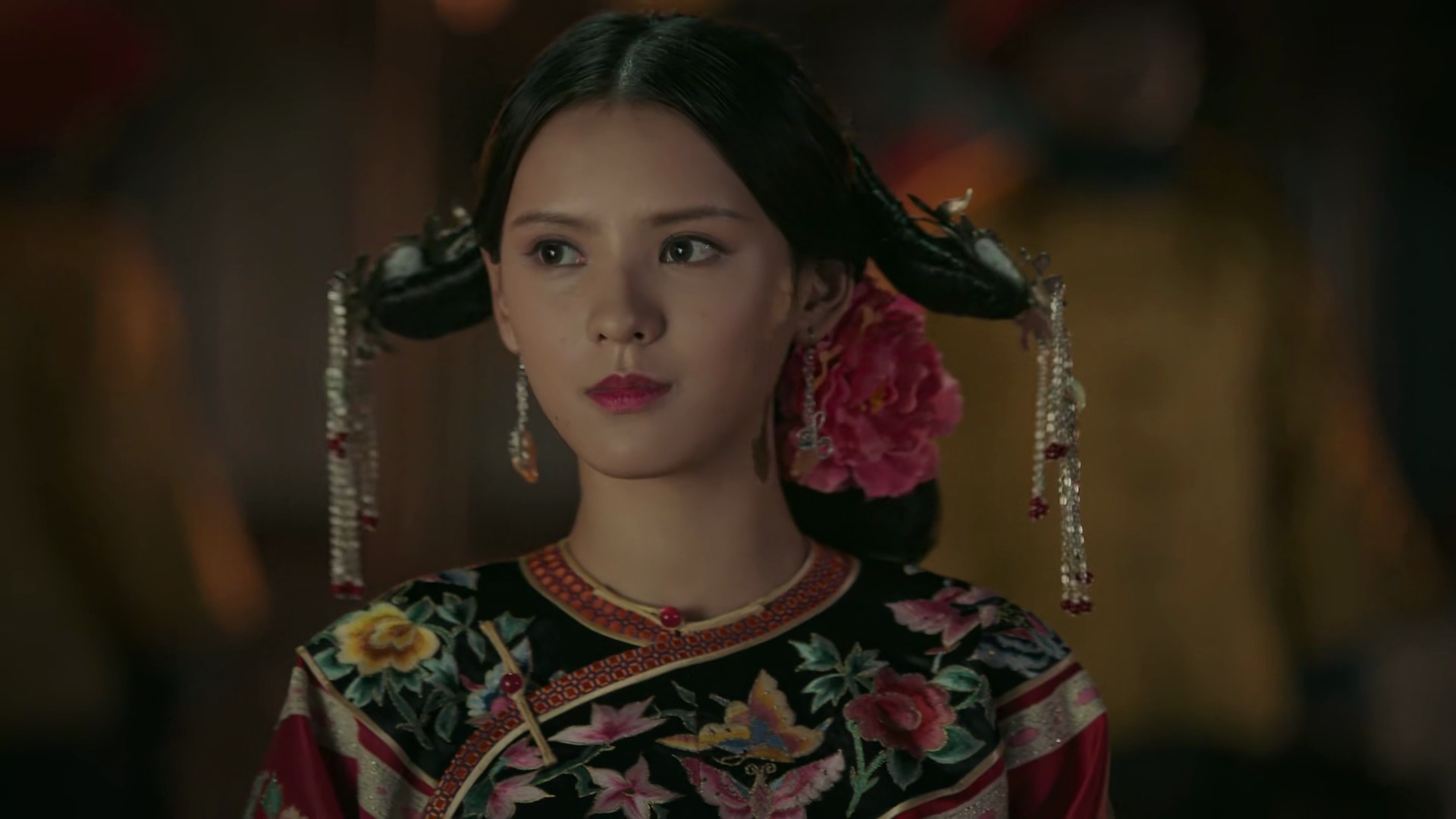 造型颜色荧光色满天飞,剧照上她身后的姐姐是不是很眼熟,是在如懿传里