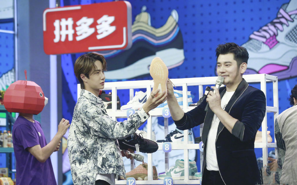 22岁王一博首次同框钱枫比帅,穿1351中年装,比大14岁钱枫还年轻