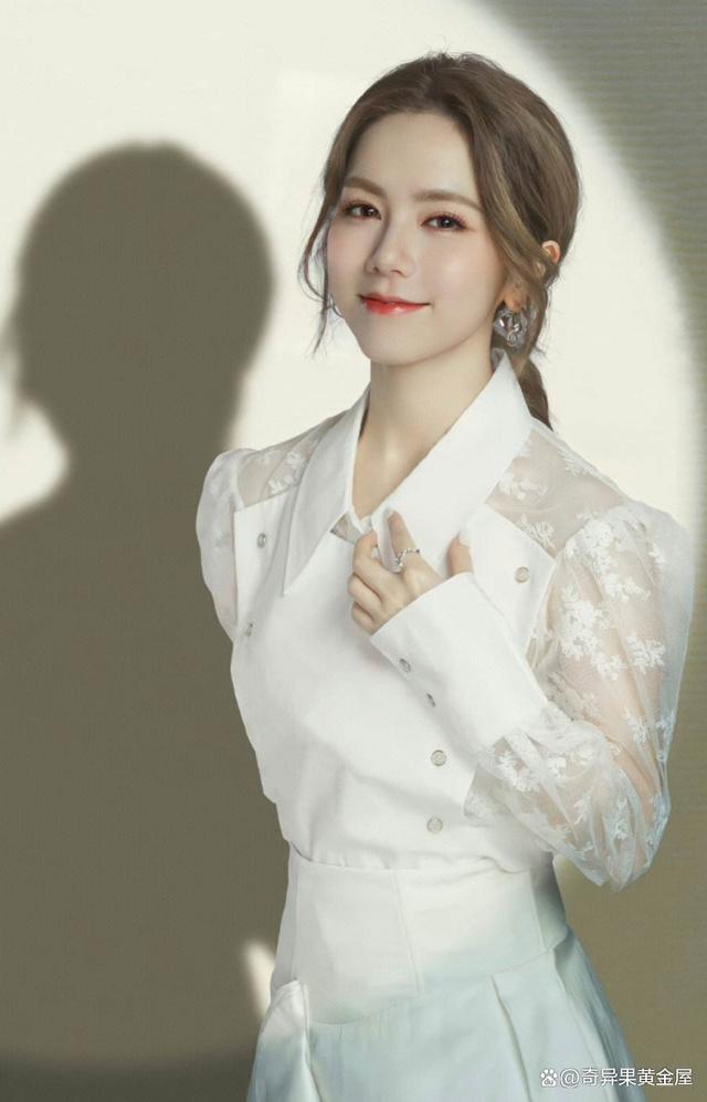 如果你是一个喜欢古风音乐的人,那么你一定不会错过邓紫棋的《桃花诺