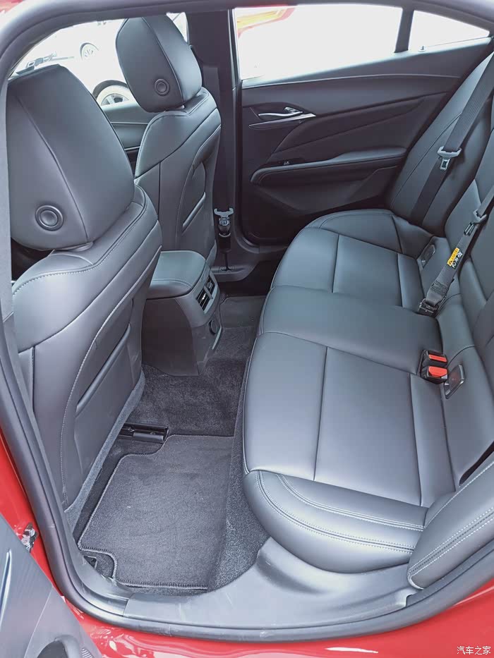 后排空间有点紧凑啊!