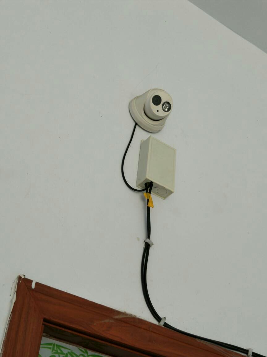 租了一个门头做生意,前店家把监控给我了,总共四个头,他说是链接电脑