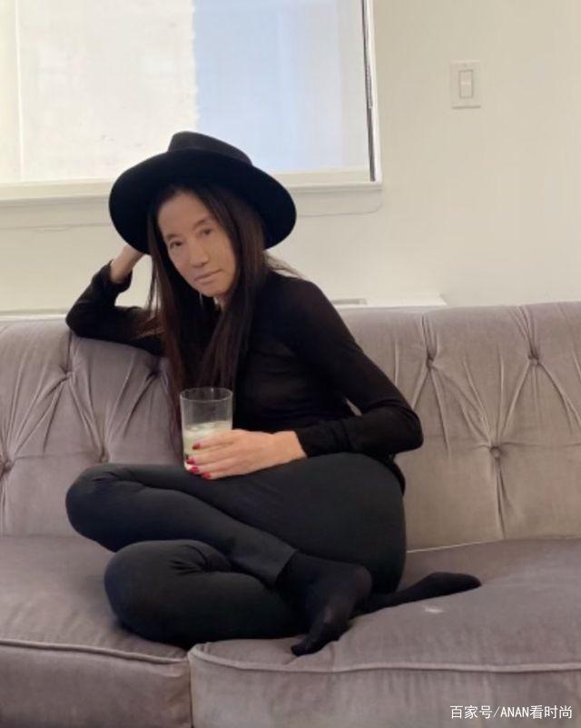 72岁"婚纱女王"王薇薇,长筒袜显得双腿很细,驴蹄鞋有点雷人