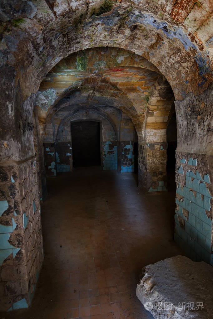 地下酒窖里一条废弃的旧隧道. 地下墓穴的入口. 地牢老石堡垒.