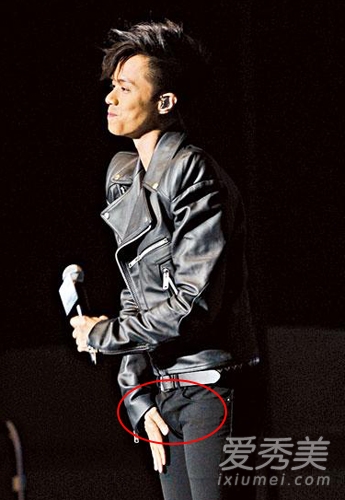 不忍直视被摸下体当众生理反应激凸的十大明星