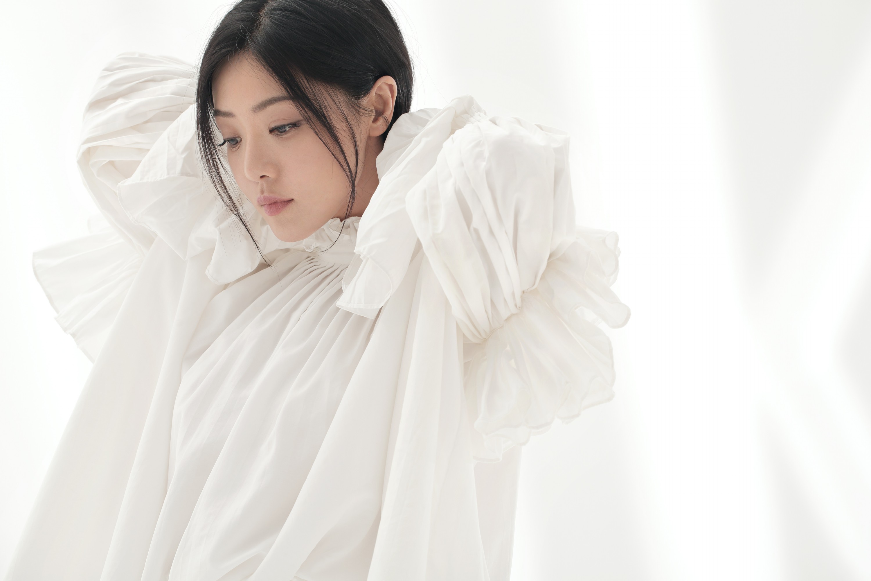 邓家佳一个月后首次更博 一身白衣质感爆棚