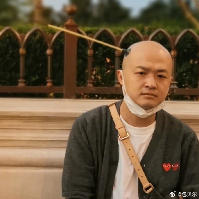 包贝尔教女儿射箭反成靶子 饺子穿红色古装威风飒爽