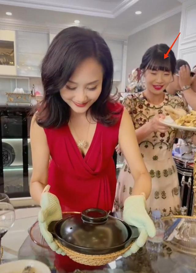 56岁李颖晒日常,疑似拿过金牌女儿出镜,饭菜丰盛不输李湘