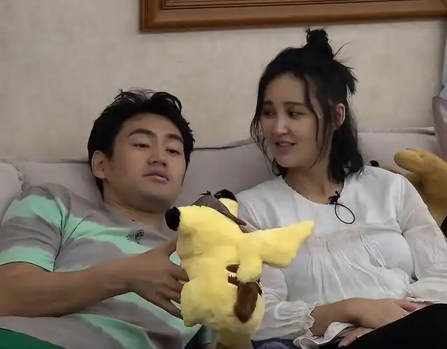 袁弘知道以后,就一直在身边鼓励她,为了能支持妻子,袁弘更是免费在剧