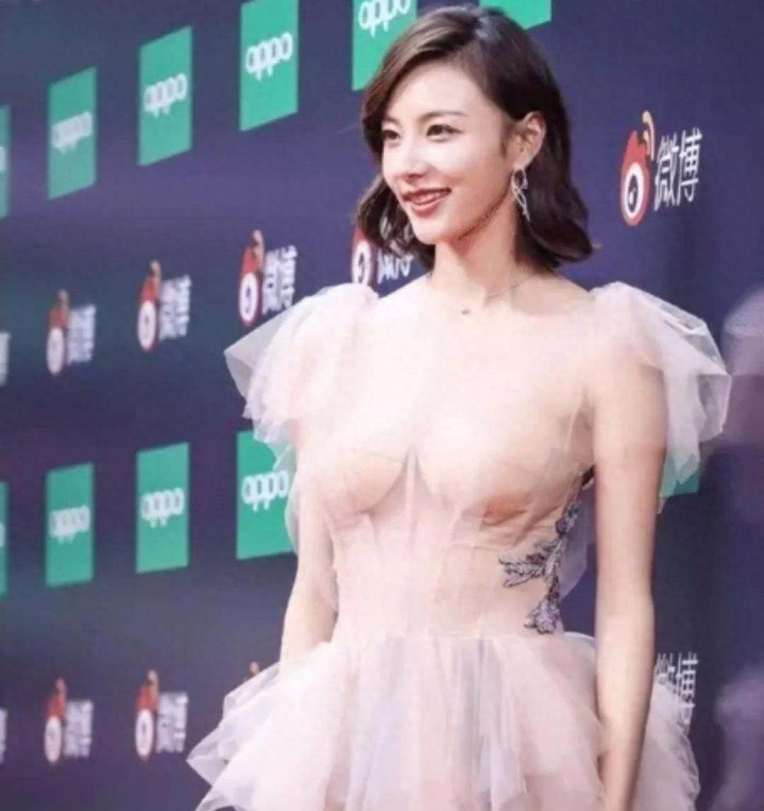 王思聪前女友之一陈雅婷身穿透明薄纱裙大秀身材_透视_活动_时尚