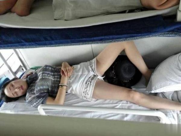 女孩坐火车,为何不愿睡下铺?女乘客直言太"吃亏"