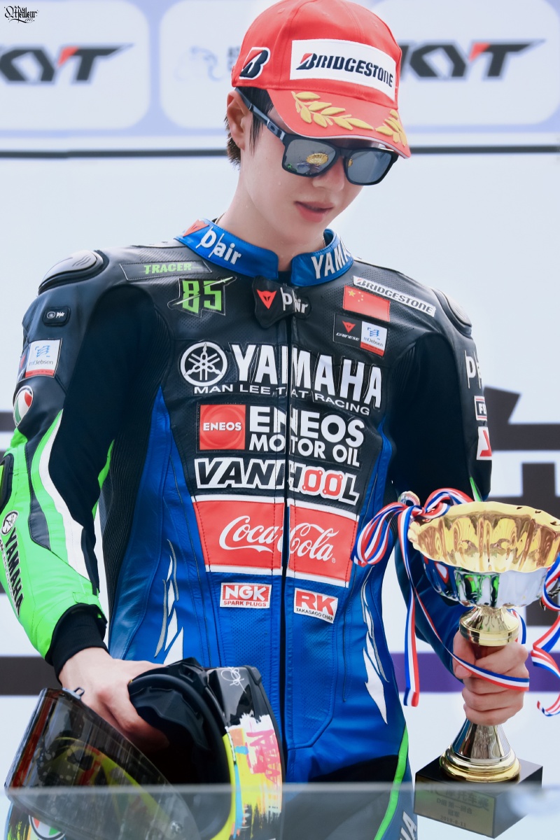 王一博赛车绝世神颜