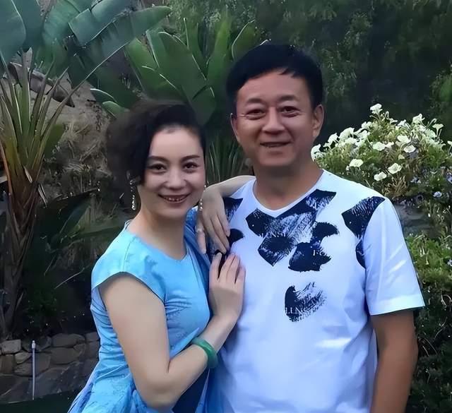 朱军夫妇罕见同框,老公打扮简单难掩儒雅绅士,老婆穿印花裙好美