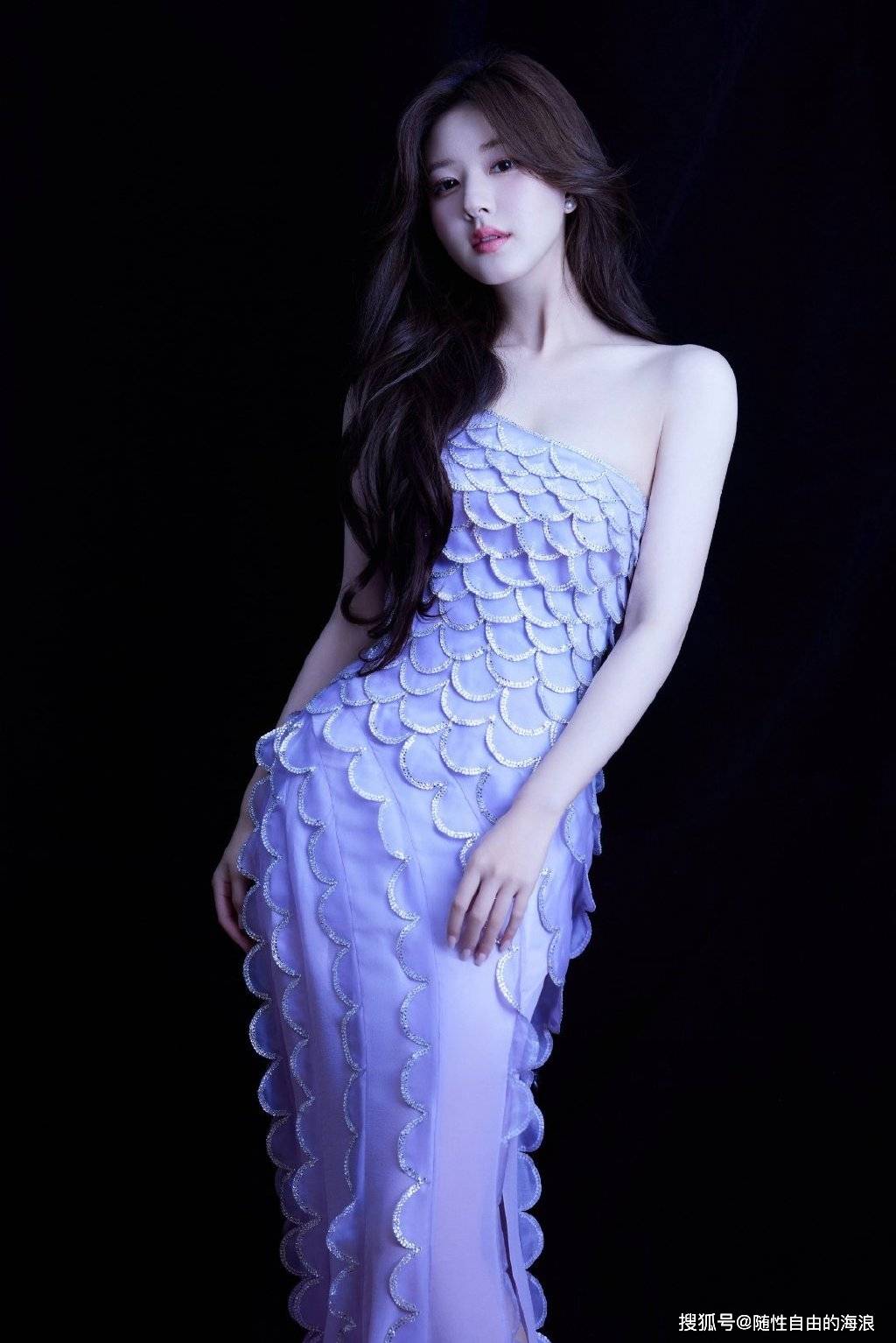 赵露思最新活动造型,紫色鱼鳞式长裙搭配大波浪,最美的人鱼小公主_一