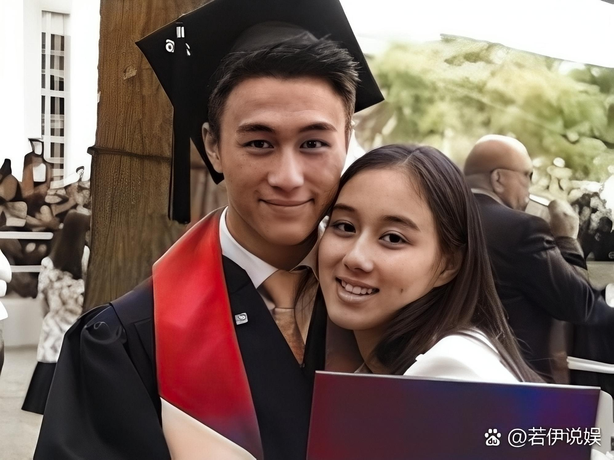 1999年,78岁的赌王,和四太生下了小女儿何超欣,可现在的何超欣,长得