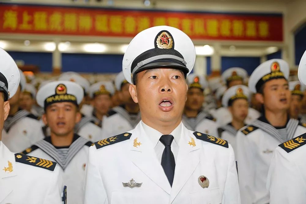 动人!高级士官晋衔仪式上出现这一幕,暖哭了