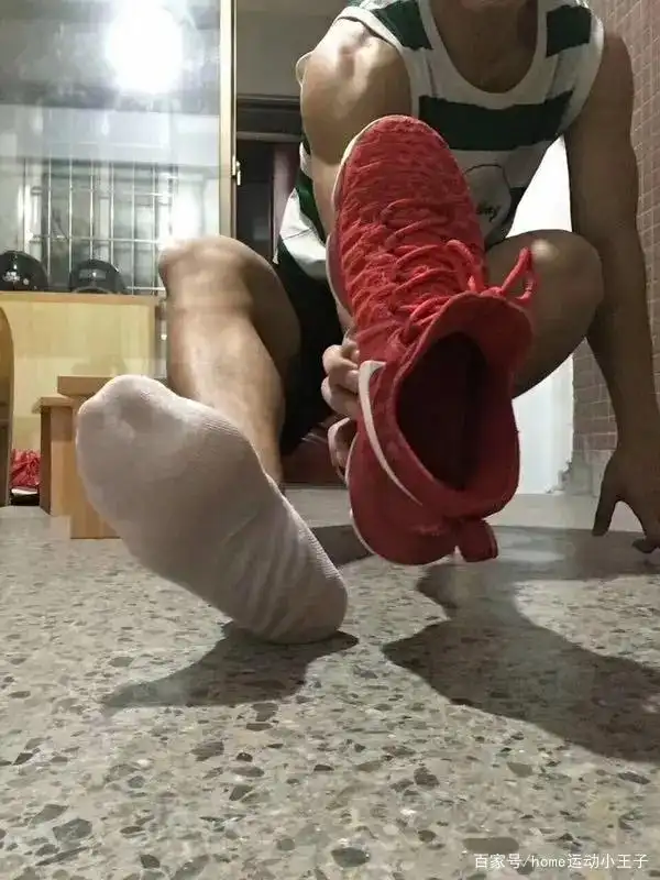 体育生男生穿过的白色运动臭袜子,在网上怎么成了抢手货?