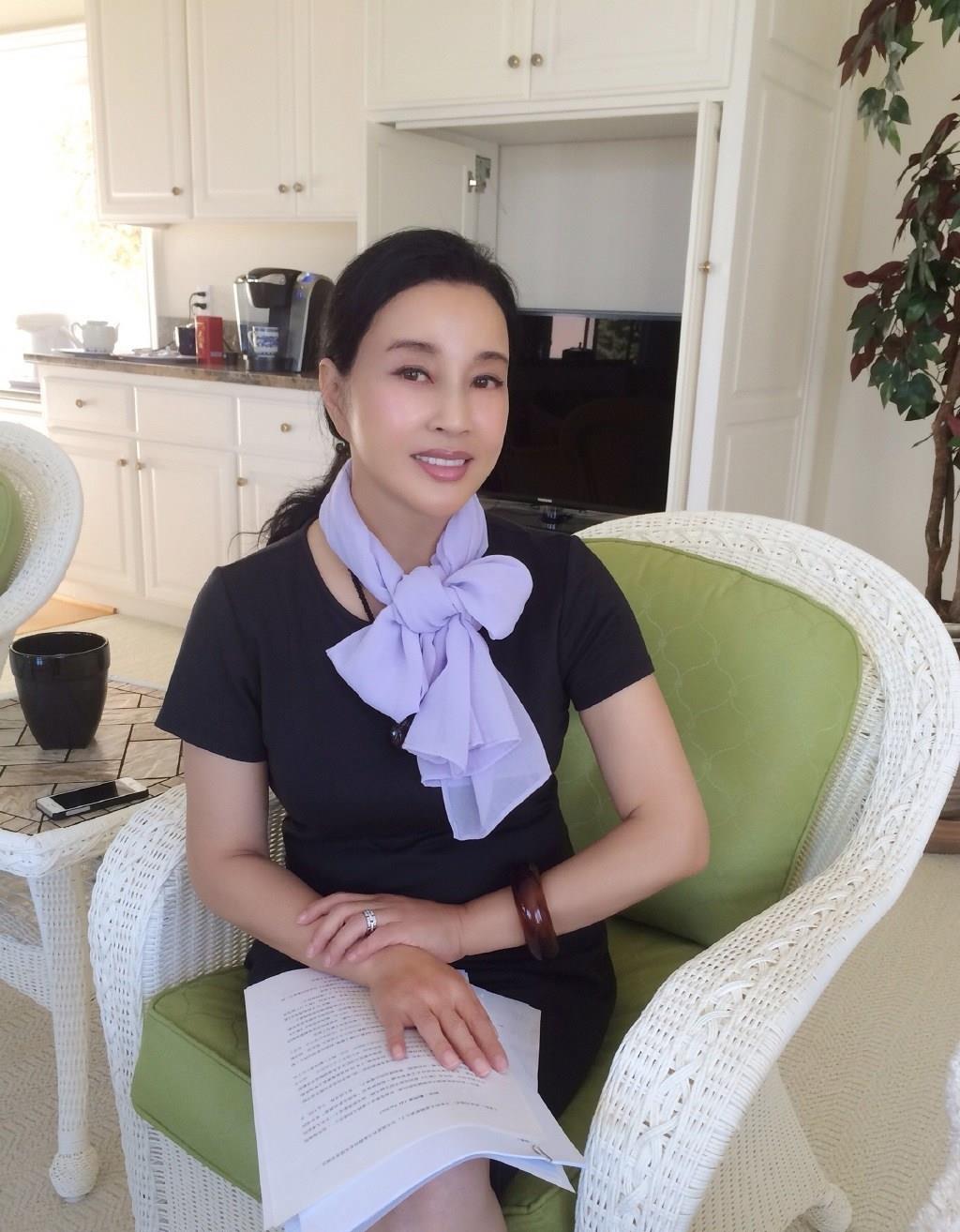 原创65岁刘晓庆近照似面具耳垂脖子连一体只能靠假发遮挡