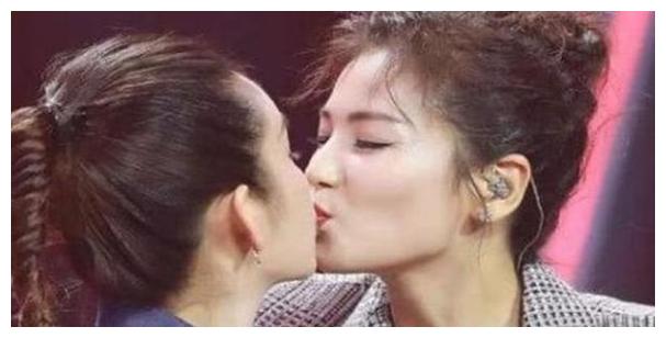 刘涛庆祝秦海璐的生日,合影姿势引发热议,嘴对嘴接吻已多次上演