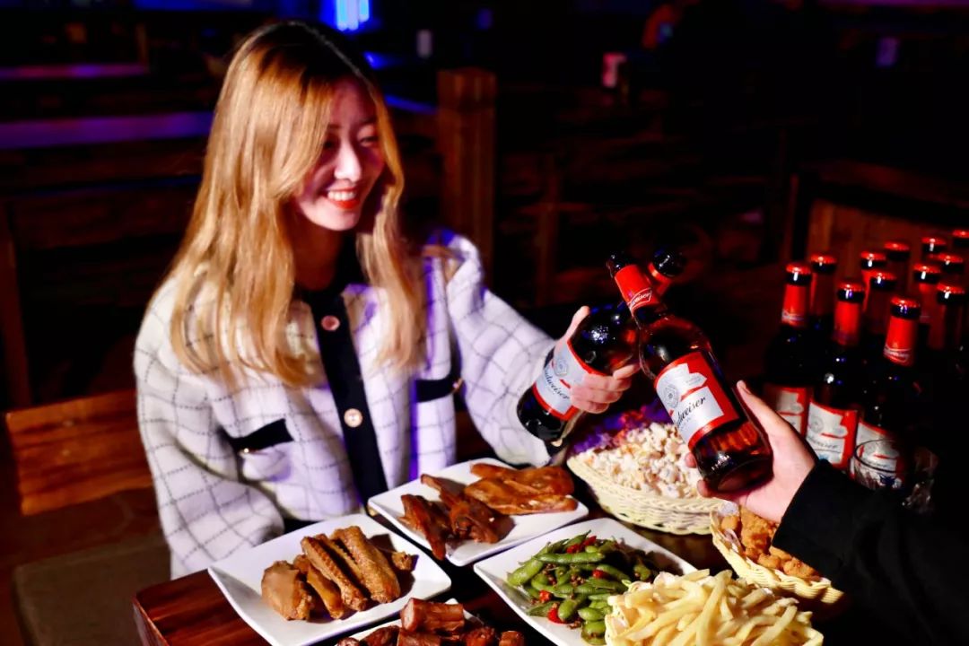 酒吧该有的炫目和复古格调的木质元素这里都有,而且一结合,嘿,居然还