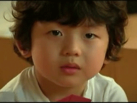 找一个小男孩抬起头微笑的动态头像