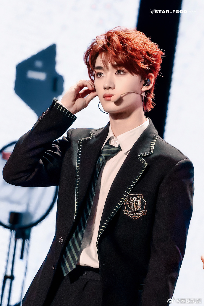 丁程鑫戴眼镜好奶