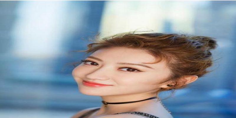 八字刘海不打理会怎么样(女人梳丸子头时) 八字刘海不打理可以吗