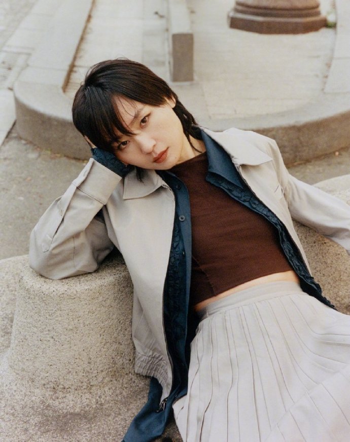 周笔畅拍照松弛感