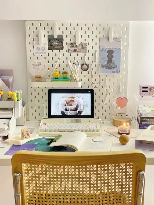 洞洞板真的是桌面布置神器,放上去装饰一下,ins风的氛围感