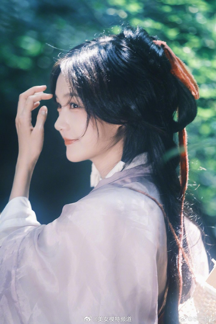 李一桐红发带古装造型写真曝光水边回眸温婉似画中人