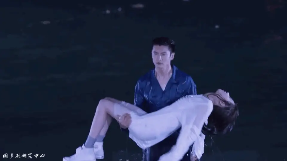 除了民国剧,本橘不相信还有人没有看过这段教科书式的公主抱!