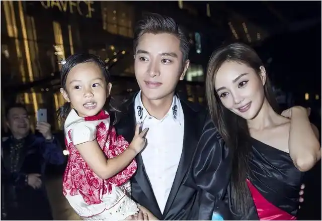 李小璐离婚6年风采依旧贾乃亮却声名狼藉究竟错在何处