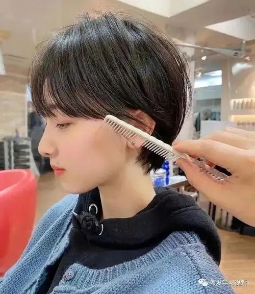 "小圆脸短发"