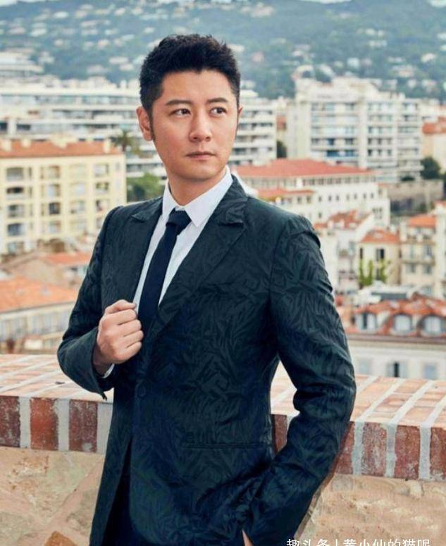 40岁任重现身机场,漂亮成功身材超有型,衣品开挂帅到认不出来_西装_男