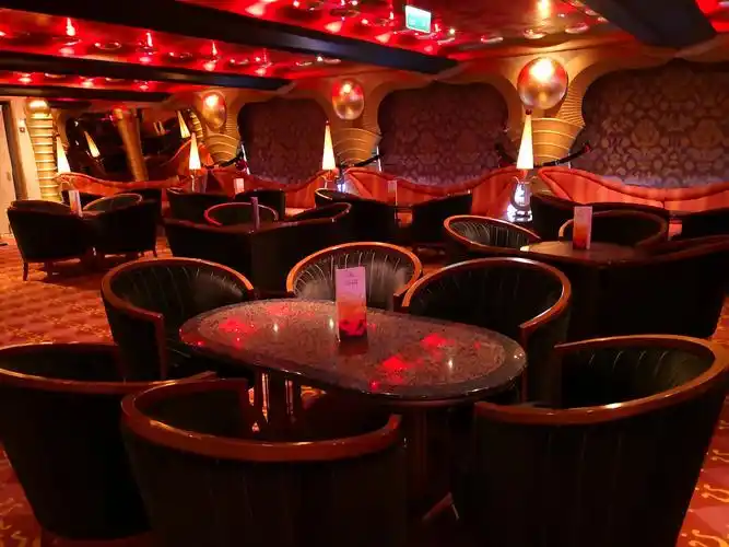 酒吧里暗红色的灯光