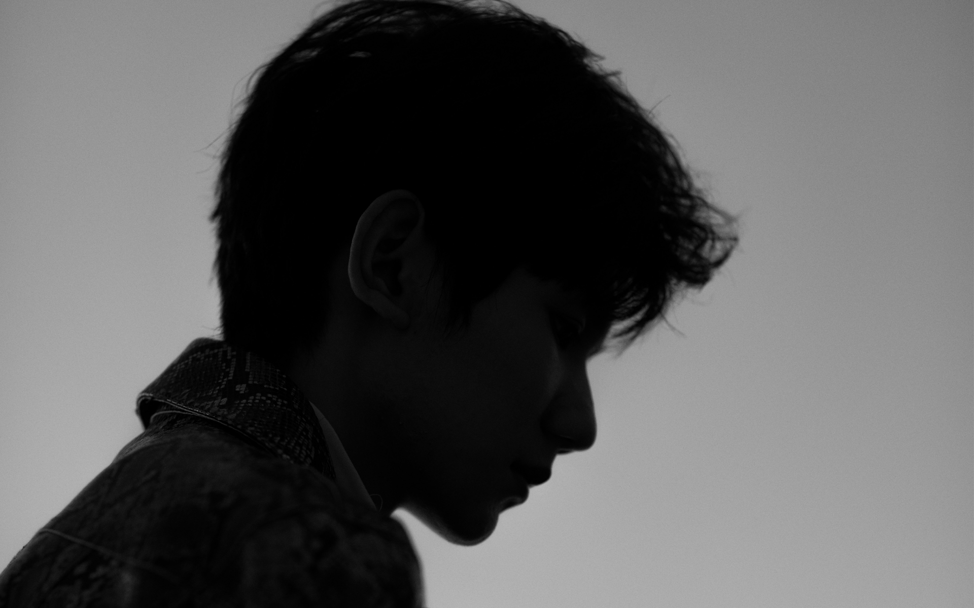 王源巴黎时装周帅气图片桌面壁纸